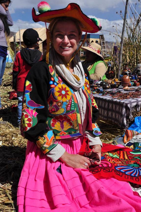 A Ana em trajes típicos Uros, na Ilha San Miguel, uma das mais de cem Islas Flotantes do lago Titicaca, perto de Puno, no Peru